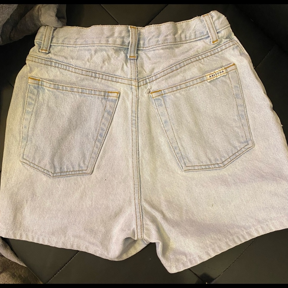 Size large very comfy shorts! So comfy and not to long. Perfect for summer!